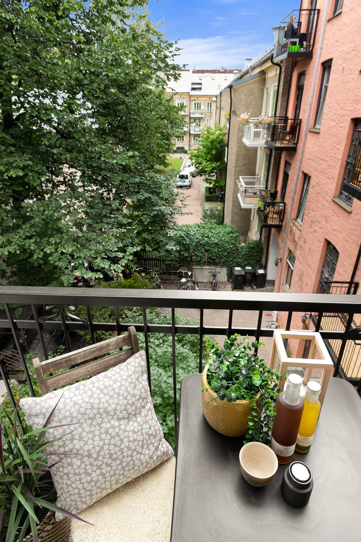 Balkongen er på 3m² med plass til utemøblement, grill og beplantning. Galleribilde