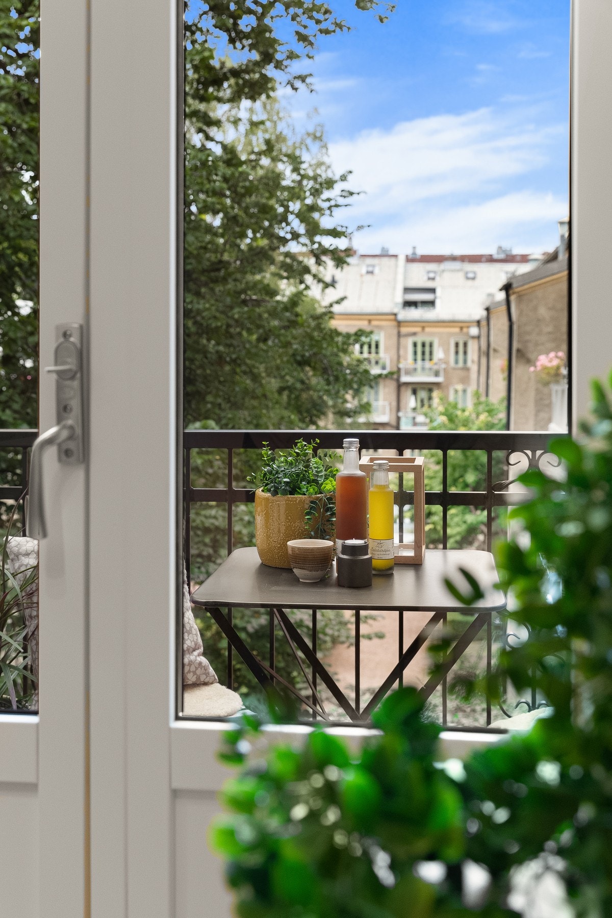 Hyggelig og rolig utsyn mot borettslagets skjermede bakgård. Galleribilde