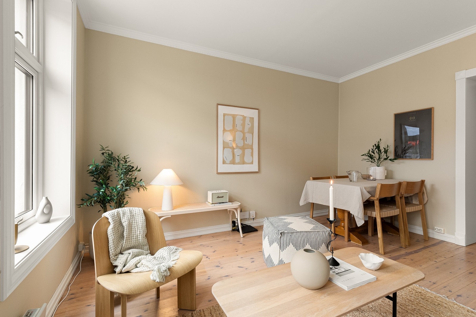 Her er det god plass til en fin sofagruppe, mediemøblement, spisestue og annet ønskelig møblement. Galleribilde