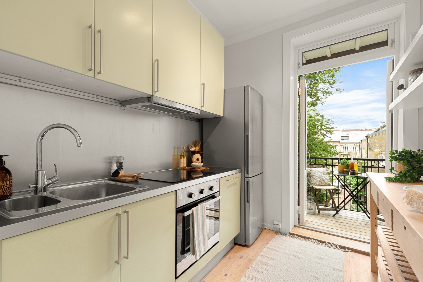 Leiligheten har et separat kjøkken med kjøkkeninnredning fra 2007 og plass til spisebord. Galleribilde