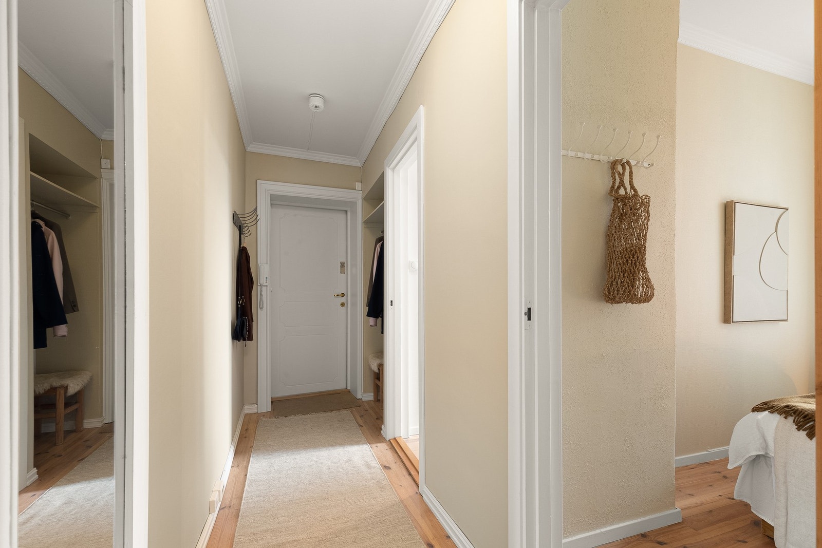 Det er mulighet for å etablere opplegg for vaskemaskin i nisje i gang mot kjøkkenet ved behov. Galleribilde