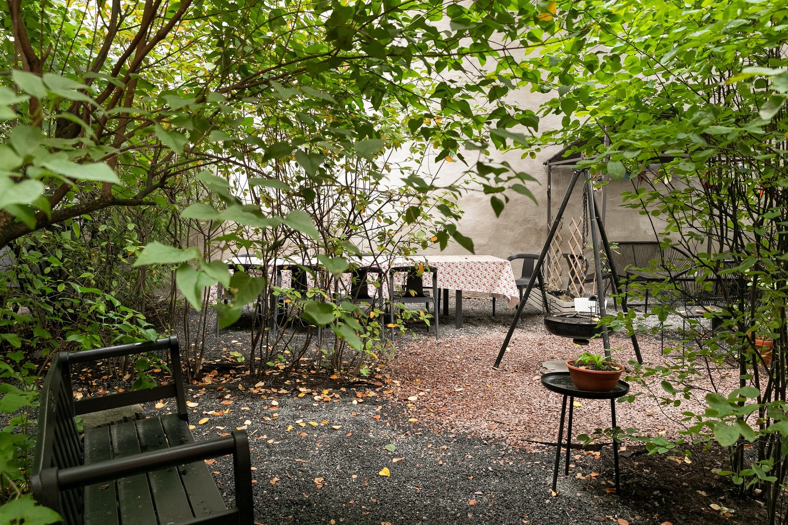 Fint opparbeidet gårdsrom med mulighet for grilling og sosiale sammenkomster. Galleribilde