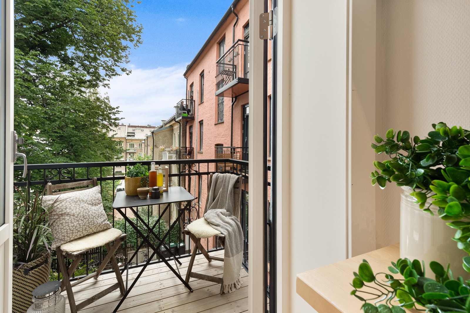 Fra kjøkkenet kan du tre ut på flott balkong (ny i 2023) hvor du kan nyte hyggelig utsikt mot et sjarmerende indre gårdsrom. Galleribilde