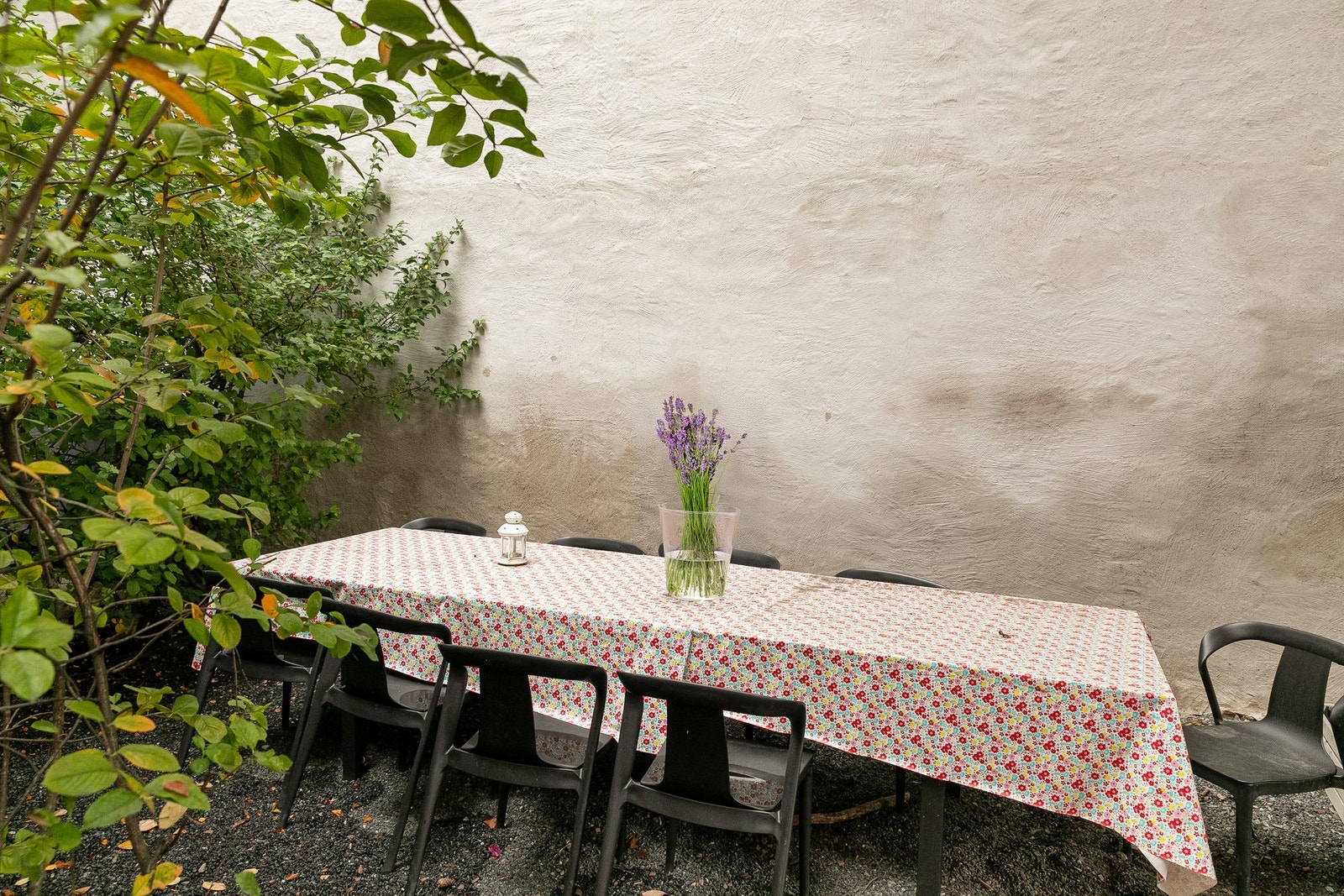 Borettslaget har utemøbler som beboere kan bruke. Galleribilde