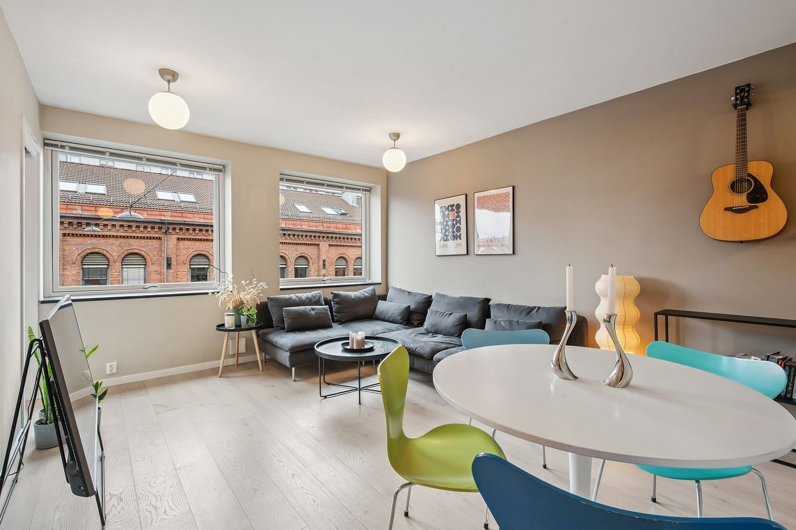 Stue med store vinduer Galleribilde