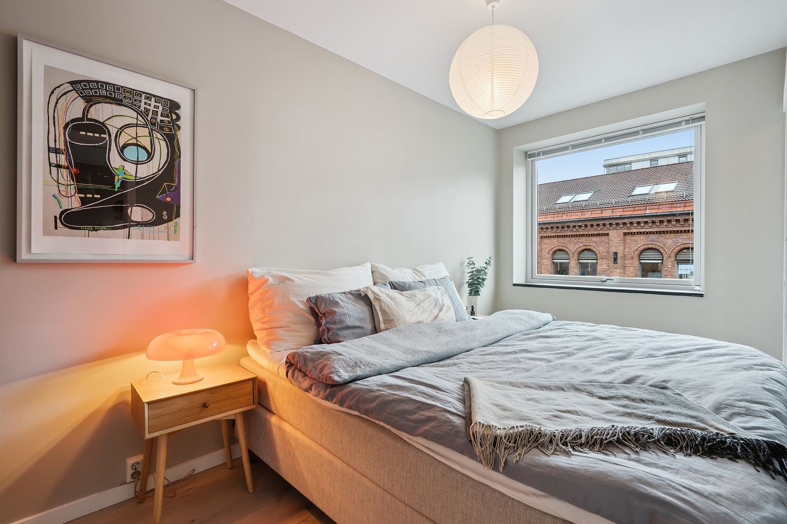 Soverom med skyvedørsgarderobe Galleribilde