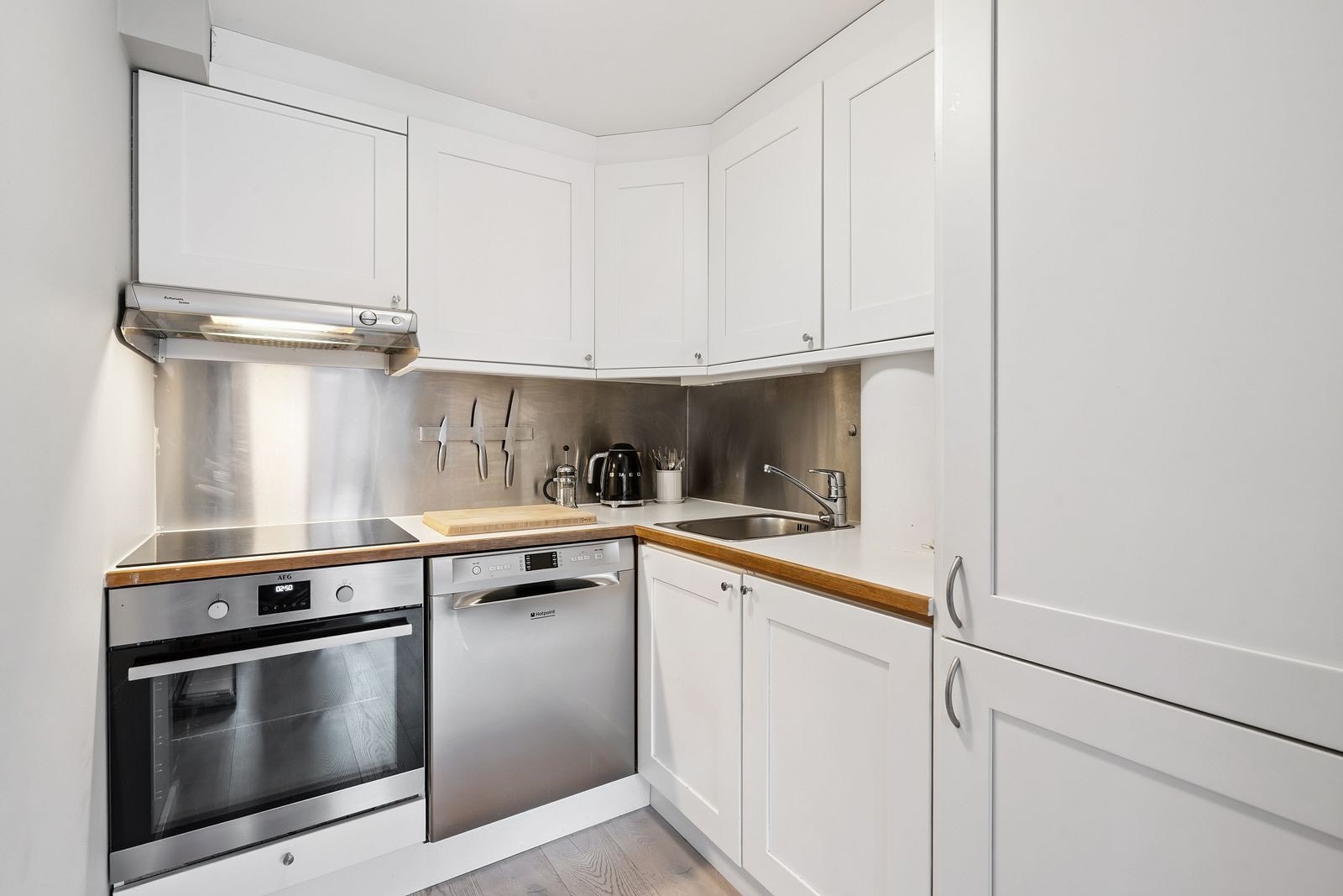 Pent kjøkken med integrerte hvitevarer Galleribilde