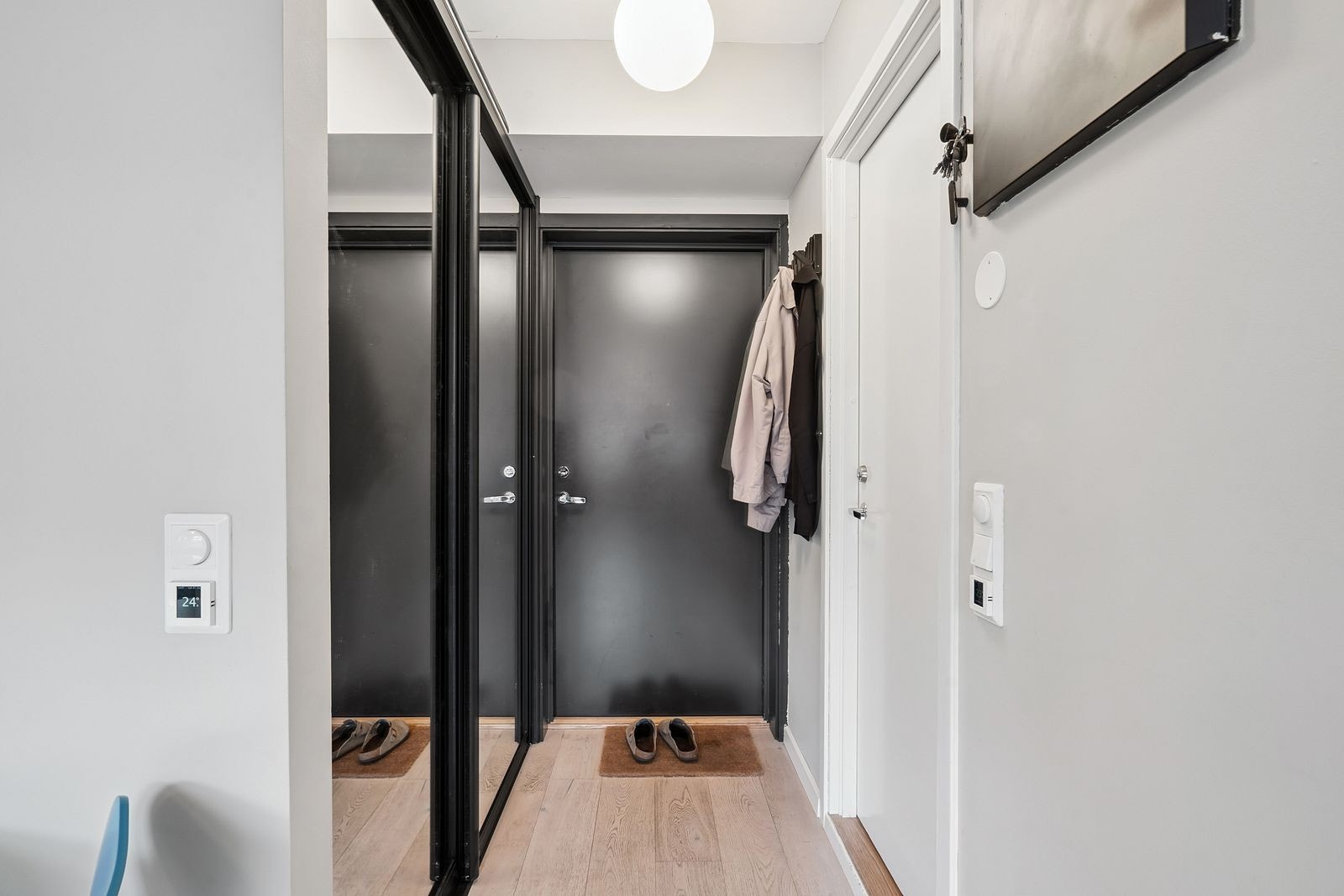 Entré med skyvedørsgarderobe Galleribilde