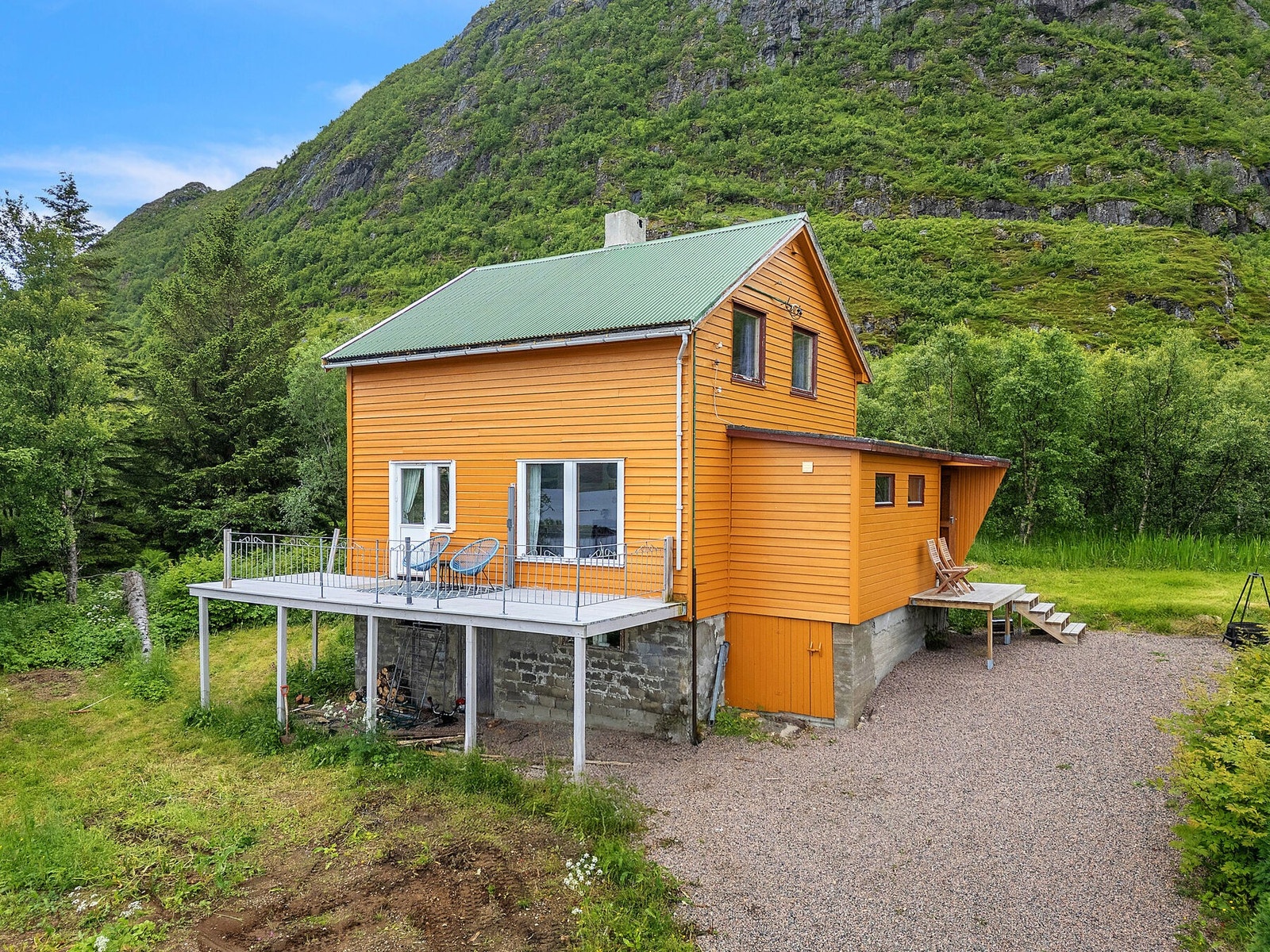 Boligen fremstår med behov for oppgraderinger og modernisering, med stedvis påbegynte arbeider Galleribilde