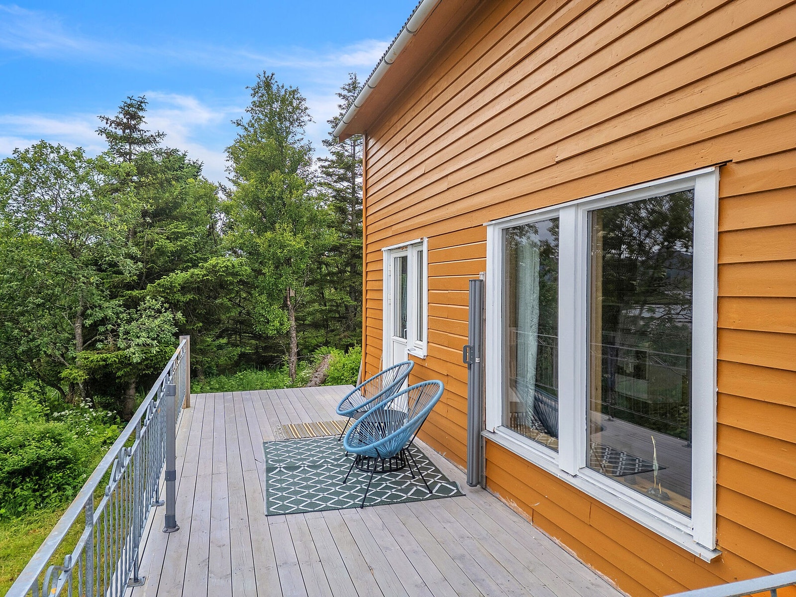 Terrasse med gode sol- og utsiktsforhold Galleribilde