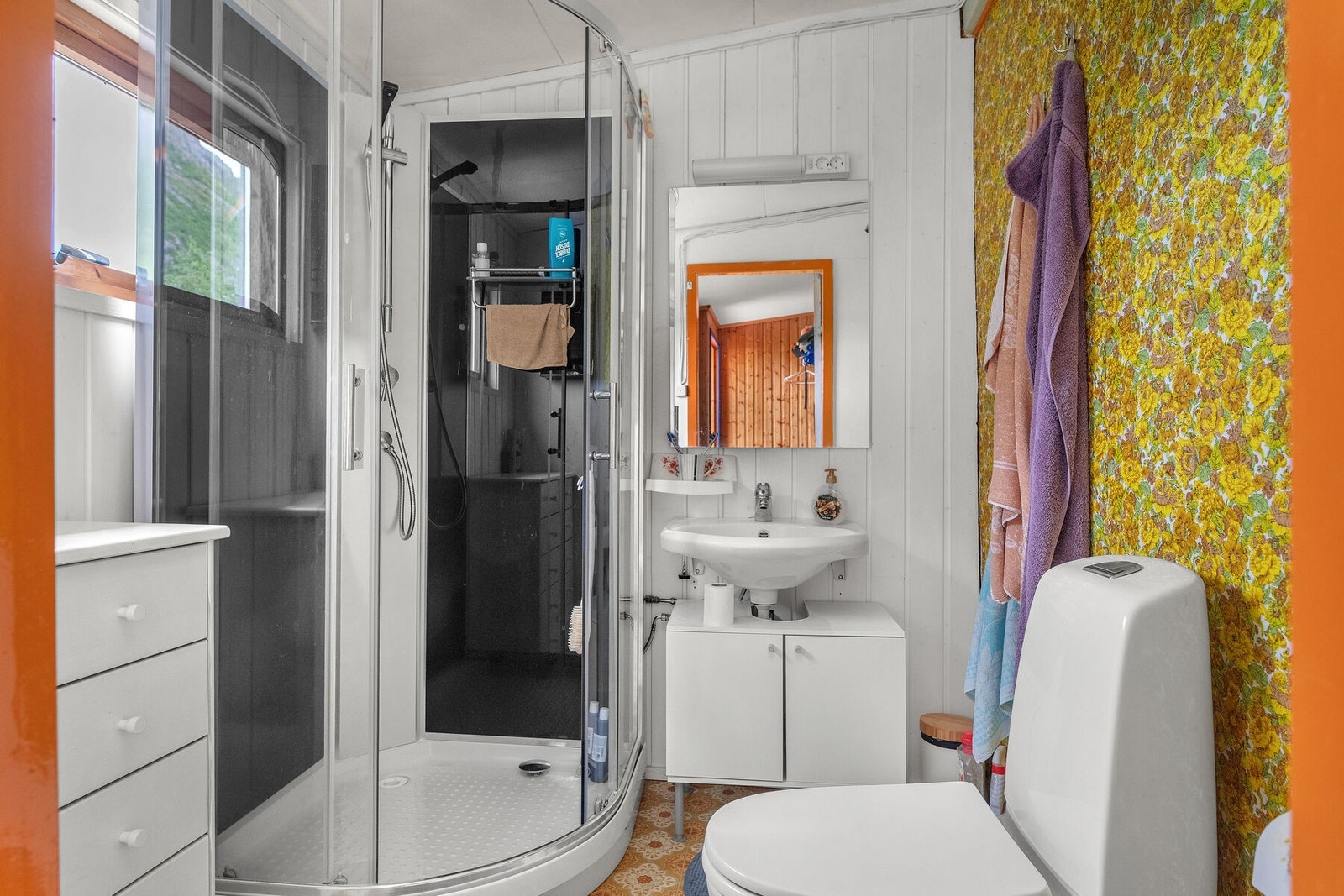 Bad fra 1970-tallet, utstyrt med dusjkabinett, toalett og servant Galleribilde