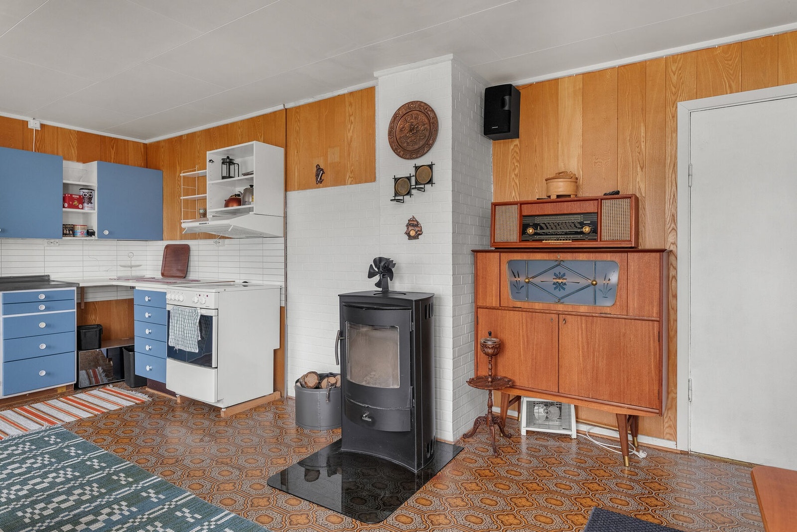 Boligen oppvarmes med vedovn i stue og for øvrig med elektrisitet Galleribilde