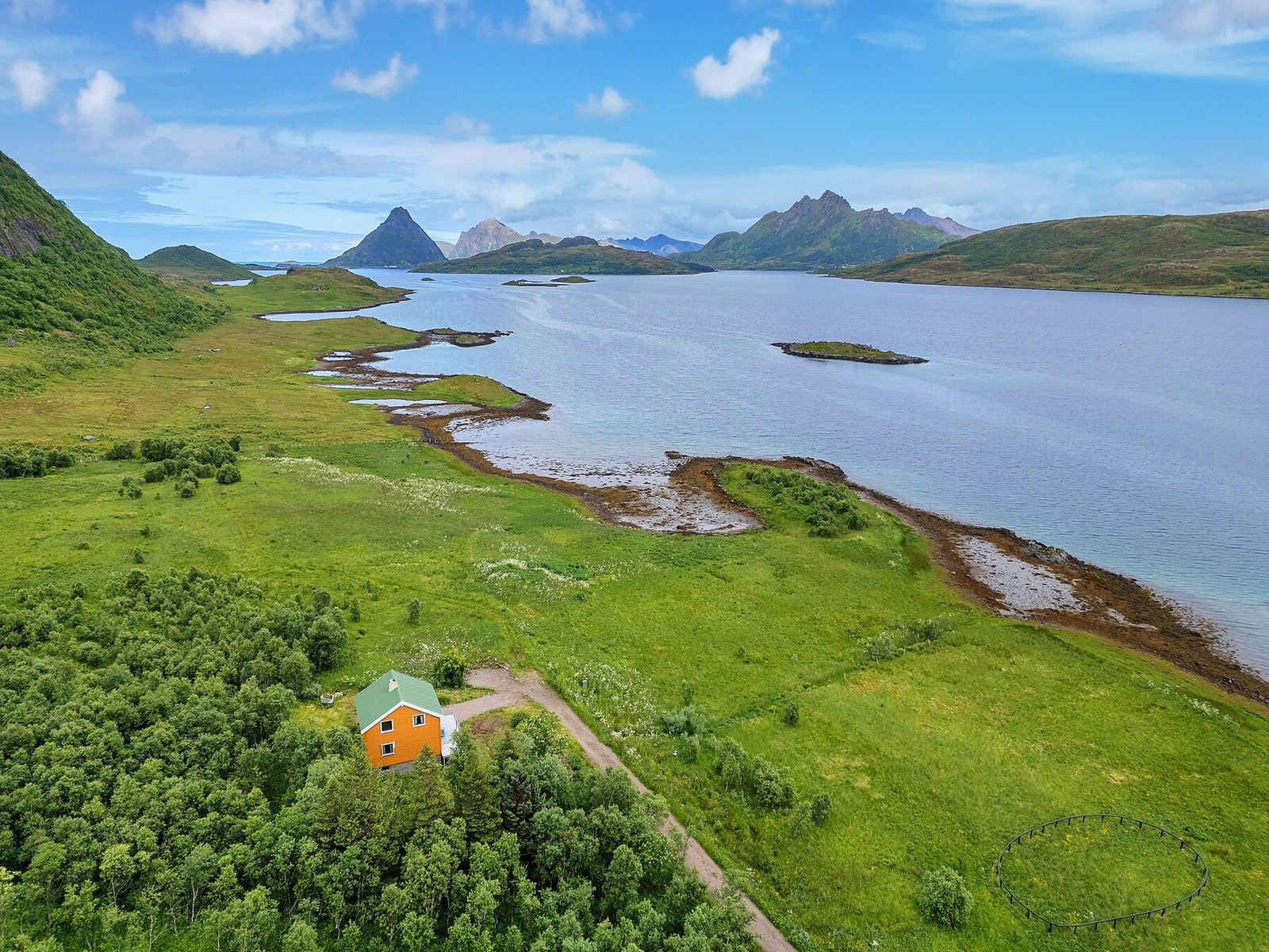 Eiendommen sett fra lufta Galleribilde