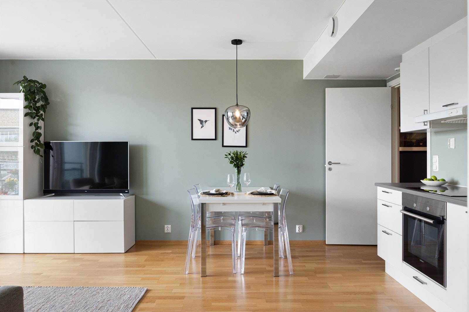 Det er også god plass til et hyggelig spisebord, ideelt for måltider og sosiale sammenkomster. Galleribilde