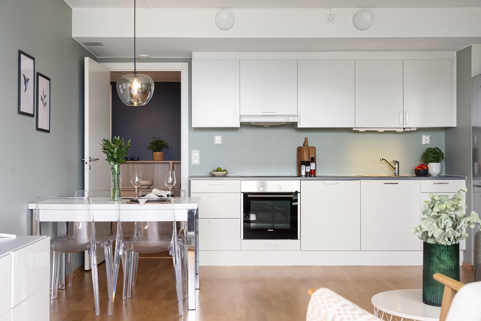 Moderne Sigdal-kjøkken (modell Uno) med god skap- og benkeplass. Hvitevarene består av integrert induksjonstopp, stekeovn og oppvaskmaskin, samt frittstående kjøl- og fryseskap. Galleribilde