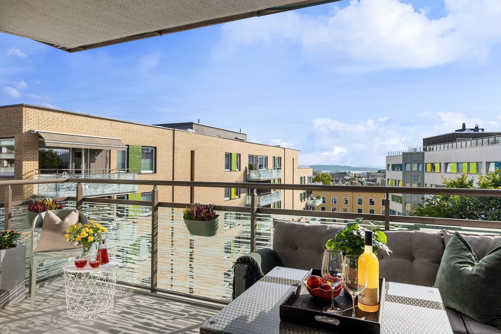 Fra stuen har du direkte adkomst til en solrik, sydvendt og overbygd balkong på ca. 11 kvm. Her får du svært gode solforhold og en nydelig utsikt over byen og fjorden. Galleribilde