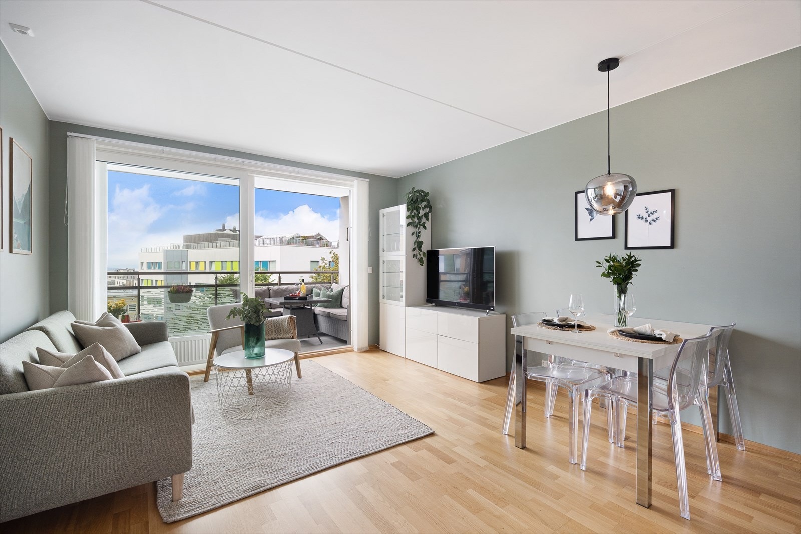 Stuen er lys og luftig med store vindusflater som sørger for rikelig med innslipp av naturlig lys. Galleribilde