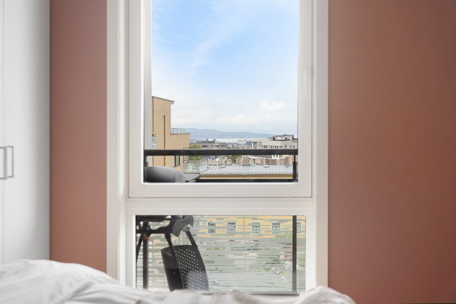 Fra soveromsvinduet nyter du også en flott utsikt mot byen og fjorden. Galleribilde