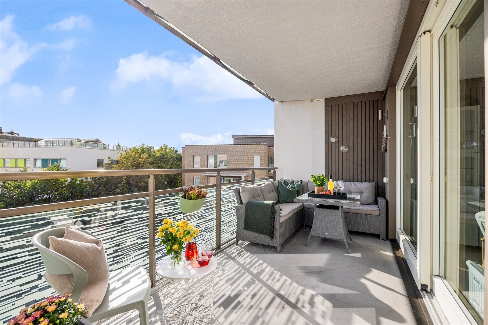 Balkongen fungerer som en naturlig forlengelse av stuen gjennom vår- og sommerhalvåret, og gir perfekte rammer for hyggelige stunder med familie og venner. Galleribilde