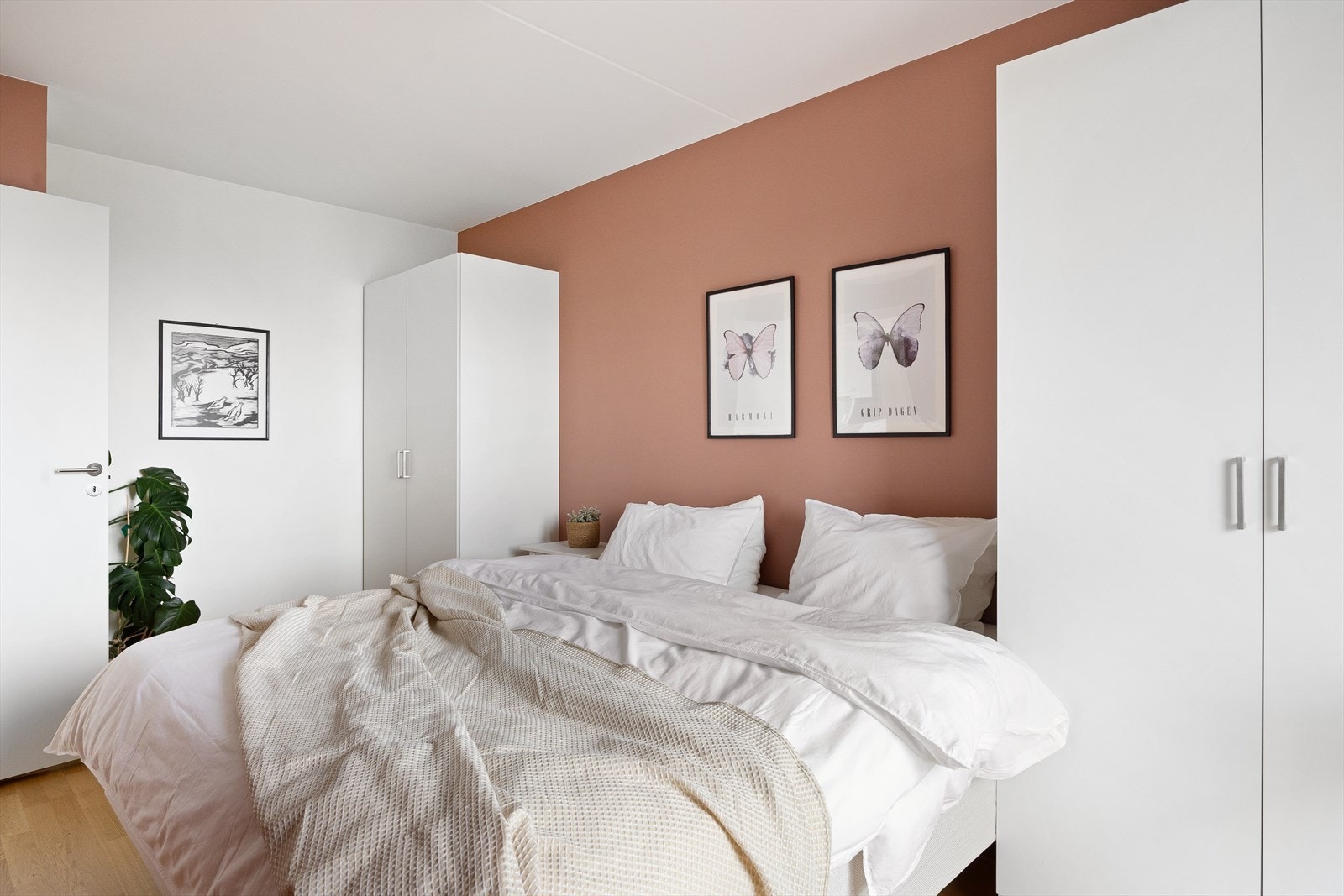 Rommet har rikelig med oppbevaringsplass med to garderobeskap plassert på hver sin side av sengen. Galleribilde