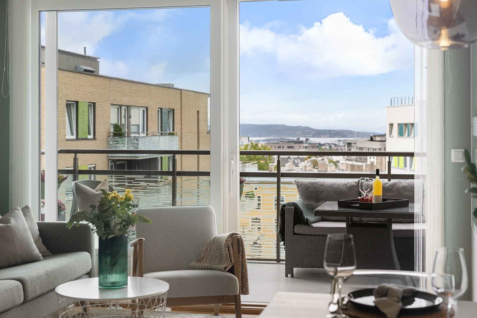 Velkommen til Sandakerveien 101D! Dette er en lys og moderne 2-roms leilighet, attraktivt beliggende i det populære området Lillohagen, like ved Lillo Gård og Akerselva. Galleribilde