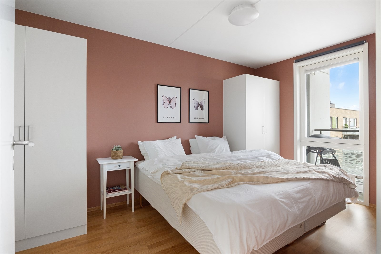 Soverommet er romslig, med plass til dobbeltseng, nattbord og tilhørende møbler. Galleribilde