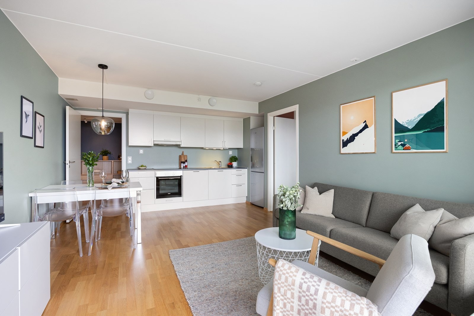 Planløsningen åpner opp for flere møbleringsmuligheter med god plass til sofagruppe, TV-møbler og spisebord med tilhørende stoler. Galleribilde