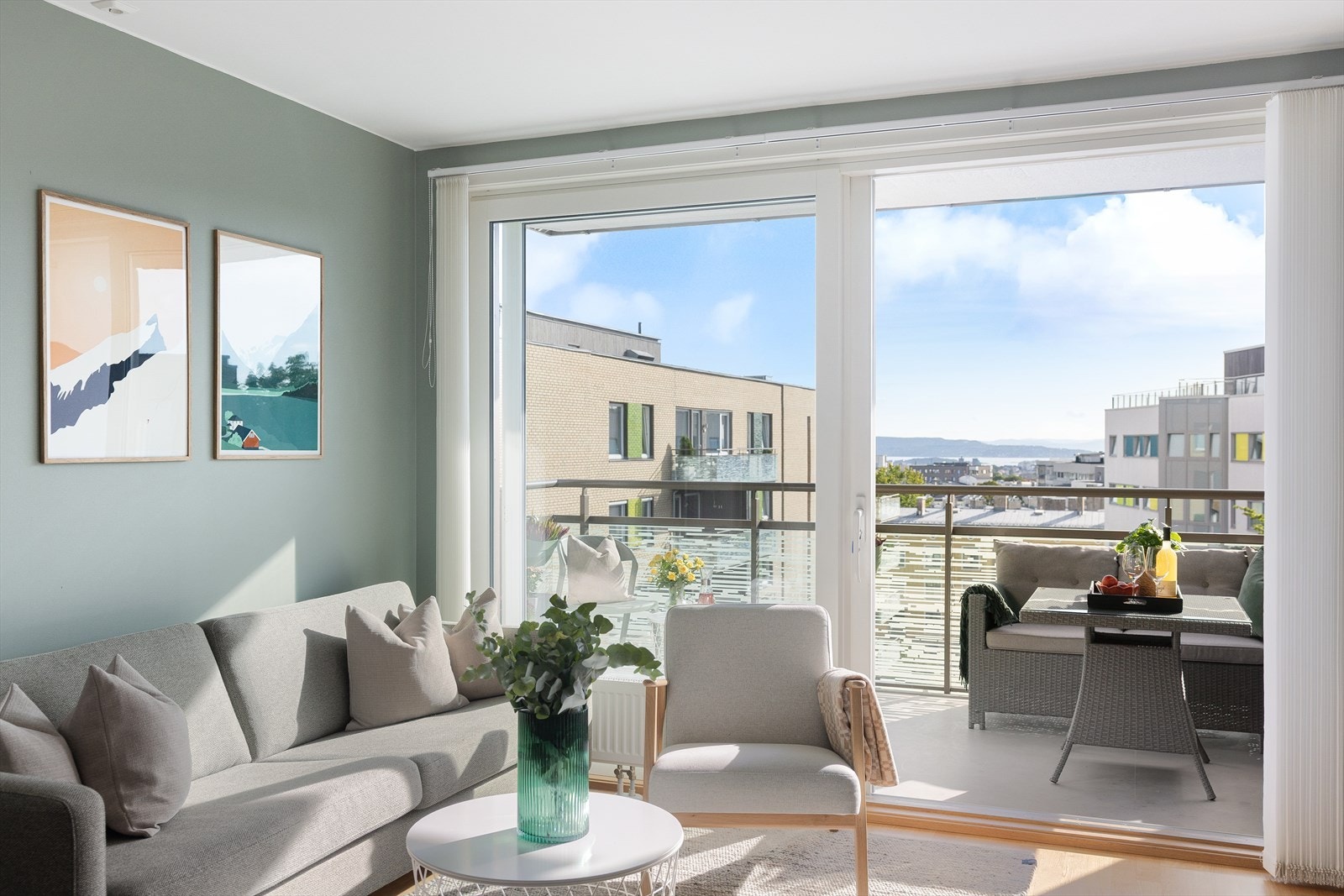 Fra stuen kan du nyte en vakker utsikt mot fjorden. Galleribilde