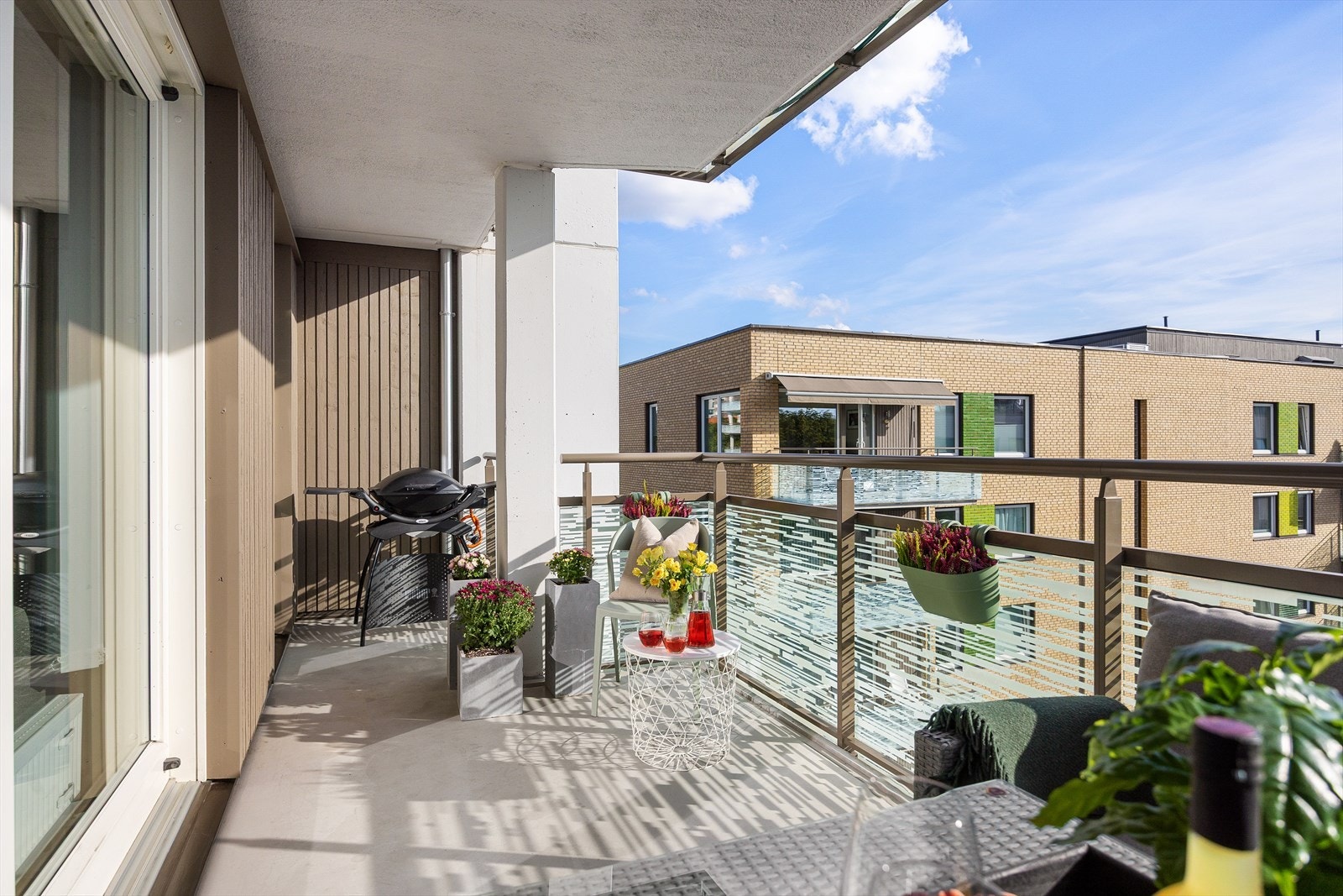 Med plass til utemøbler, beplantning og grill kan du enkelt skape din egen innbydende uteoase. Galleribilde