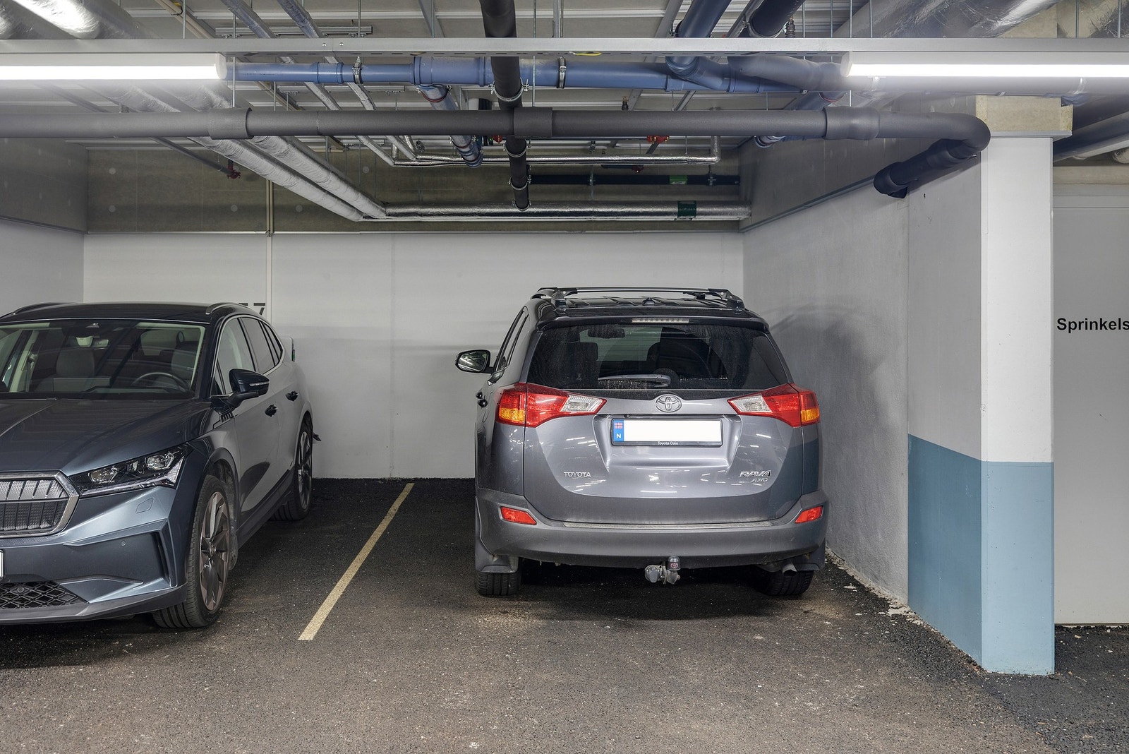 Det medfølger p-plass i felles garasjeanlegg (p-plass 58 med mulighet for å sette opp el-bil lader) Galleribilde
