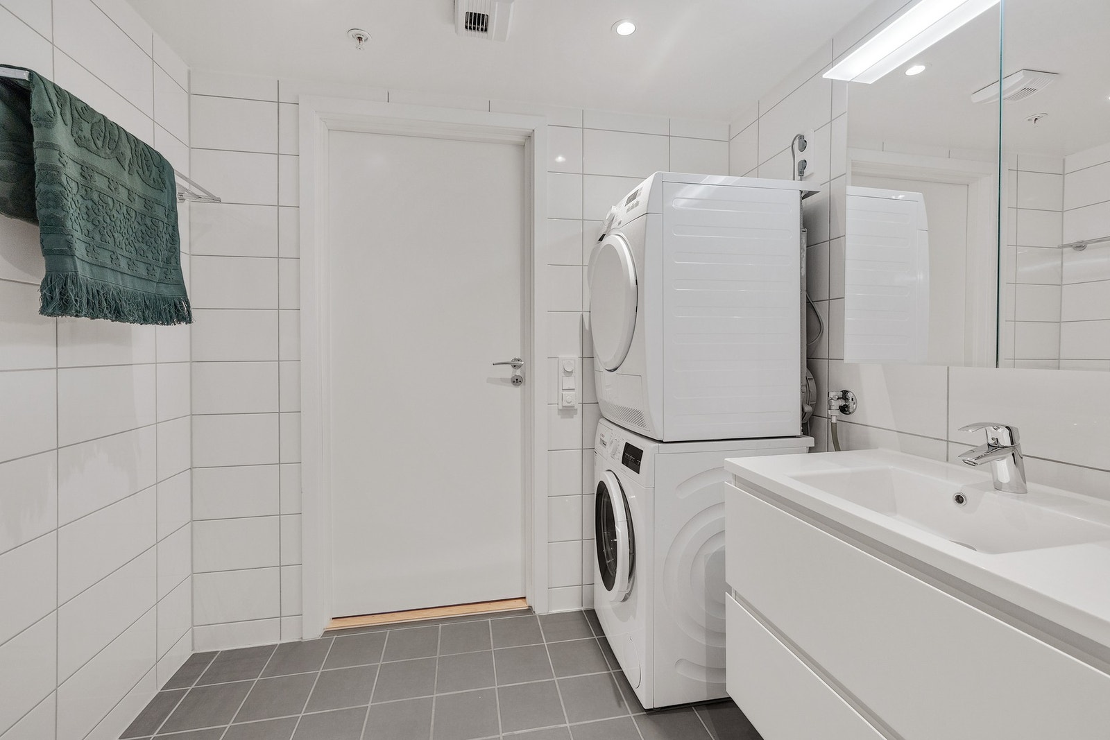 Deter naturlig plass til vaskemaskin og tørketrommel på badet Galleribilde