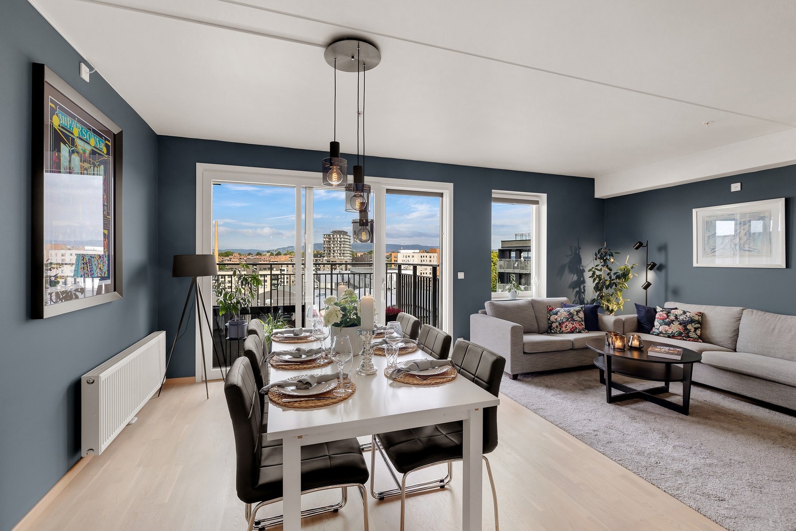 Stor stue gir flere gode møbleringsmuligheter. Naturlig plass til stort spisebord i "rommet" mellom stue og kjøkken Galleribilde