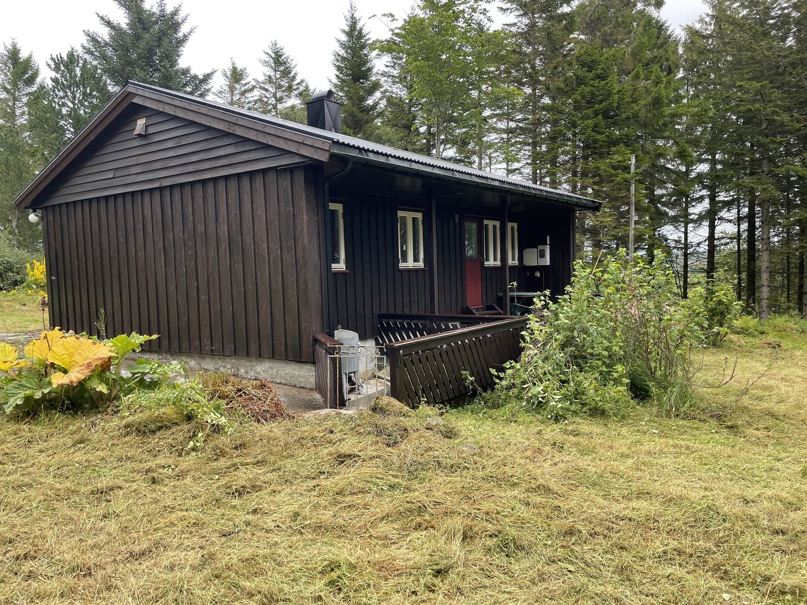 Eiendommen inneholder hytte og et uthus med avdelt rom/utedo Galleribilde