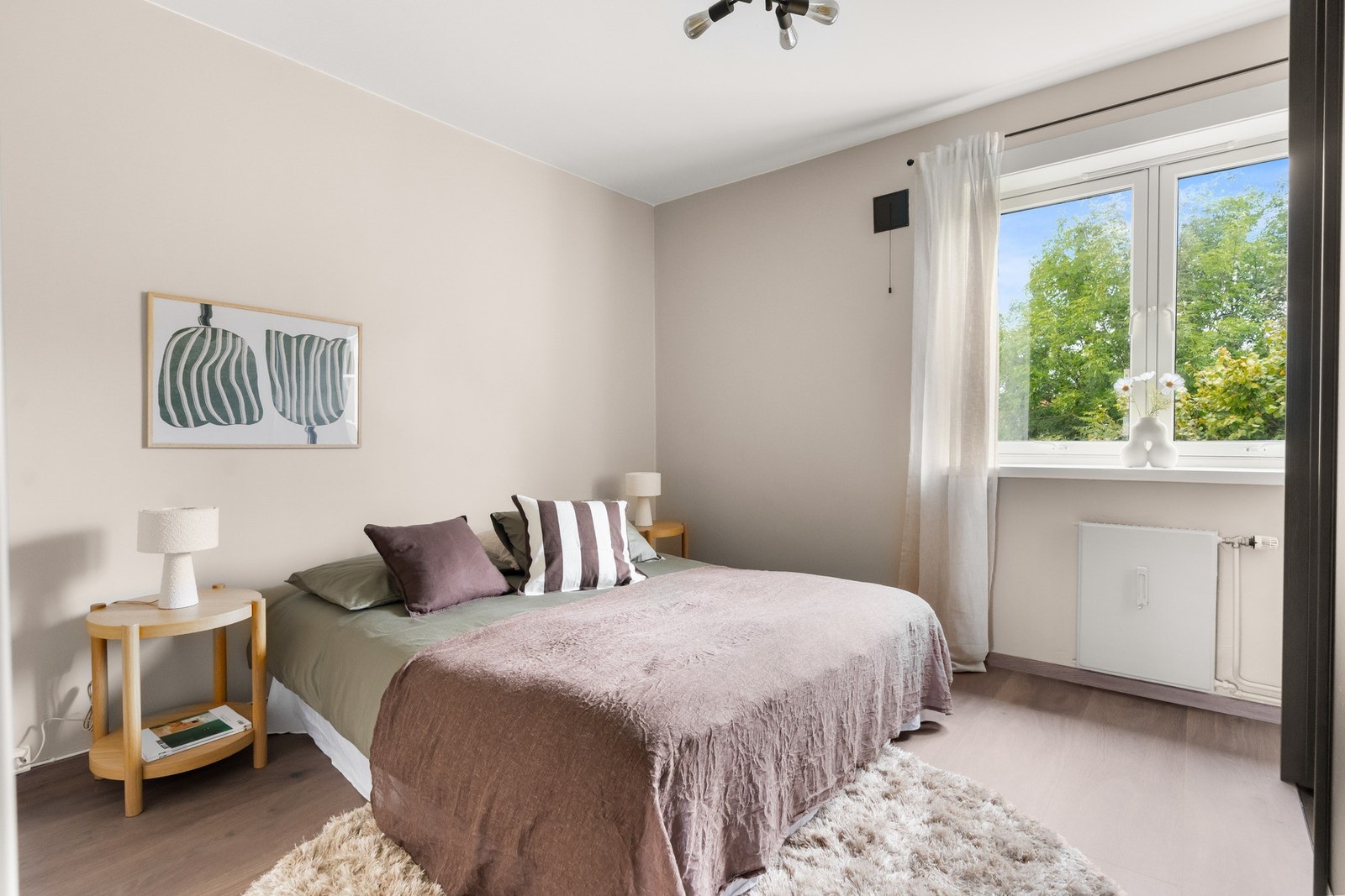 Romslig og lyst hovedsoverom med god plass til dobbeltseng Galleribilde