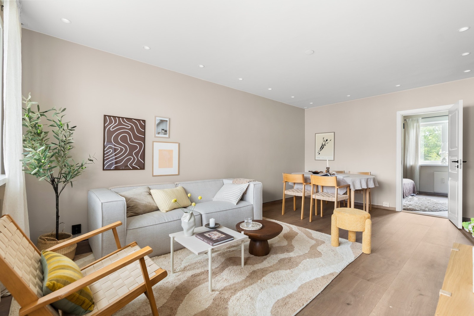 Lys og harmonisk atmosfære som gjør det enkelt å trives Galleribilde