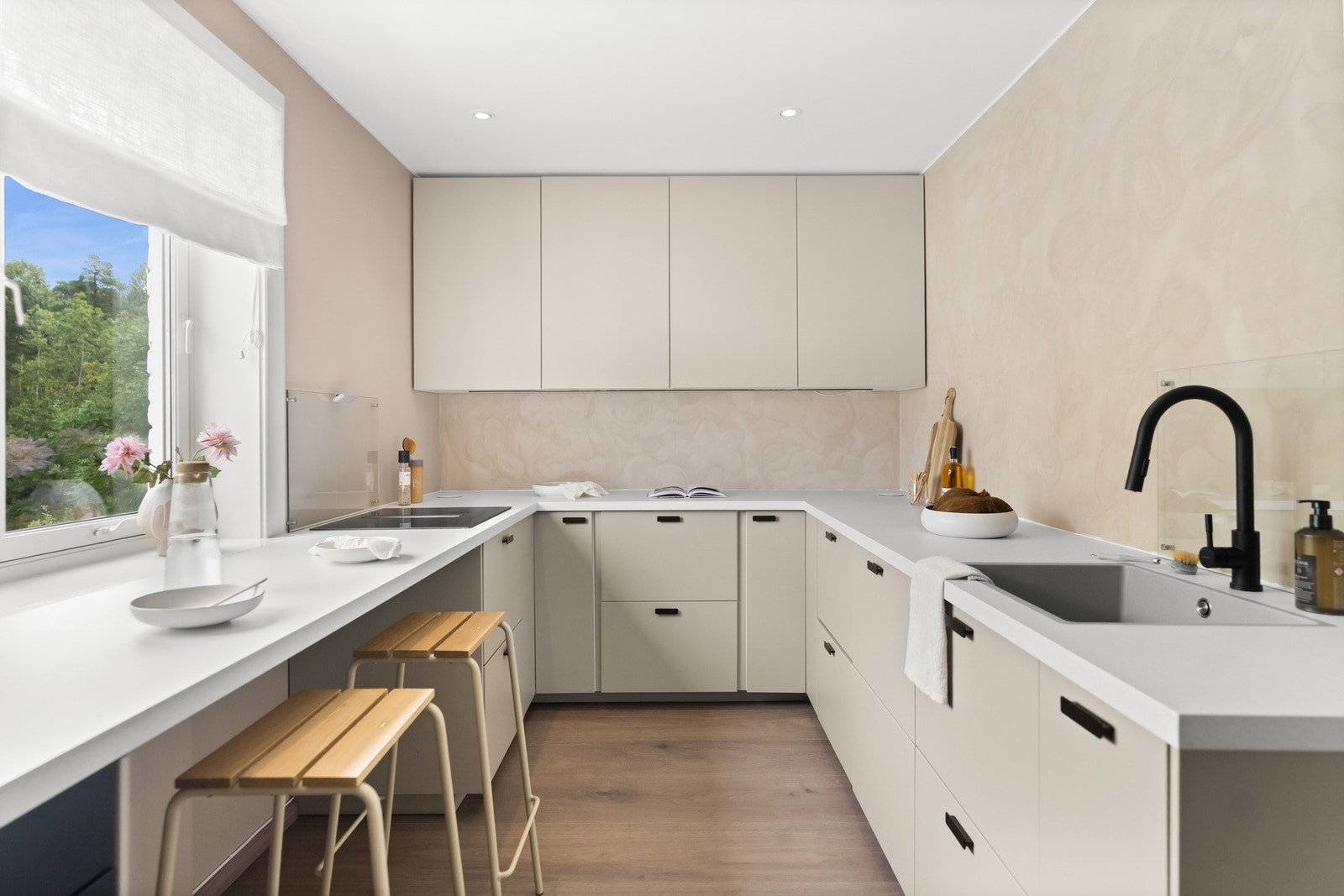 Integrert oppvaskmaskin og komfyr meget stilrent og ryddig Galleribilde