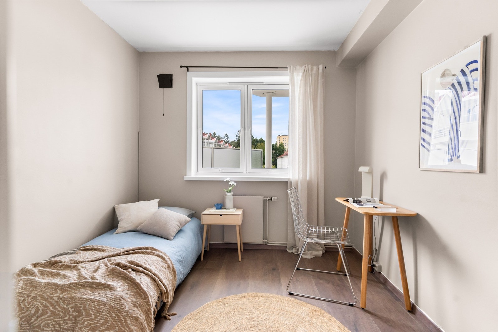 Lyst rom som fremhever boligens gjennomgående planløsning Galleribilde