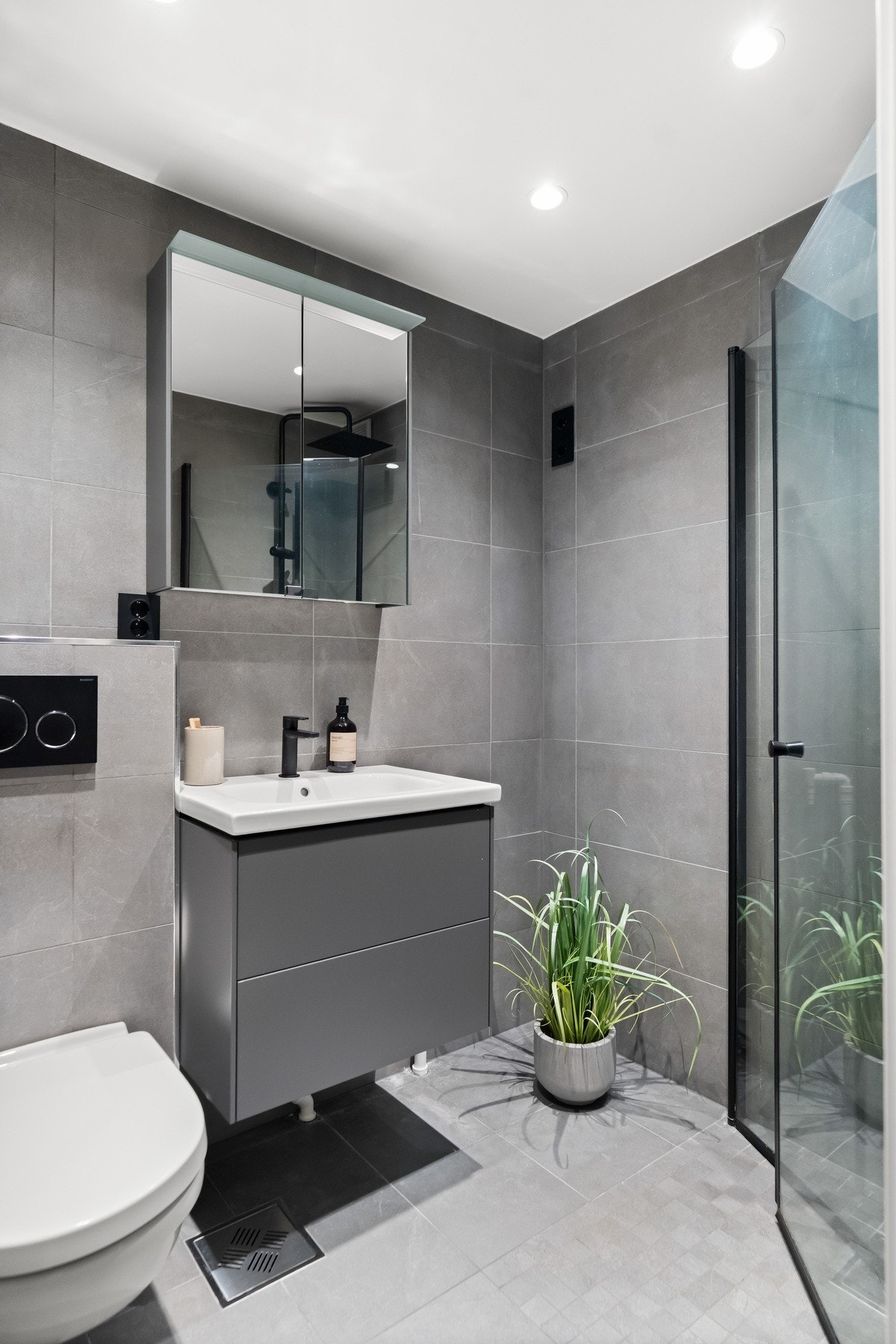 Dusjsone med vegghengt toalett og opplegg for vaskemaskin Galleribilde