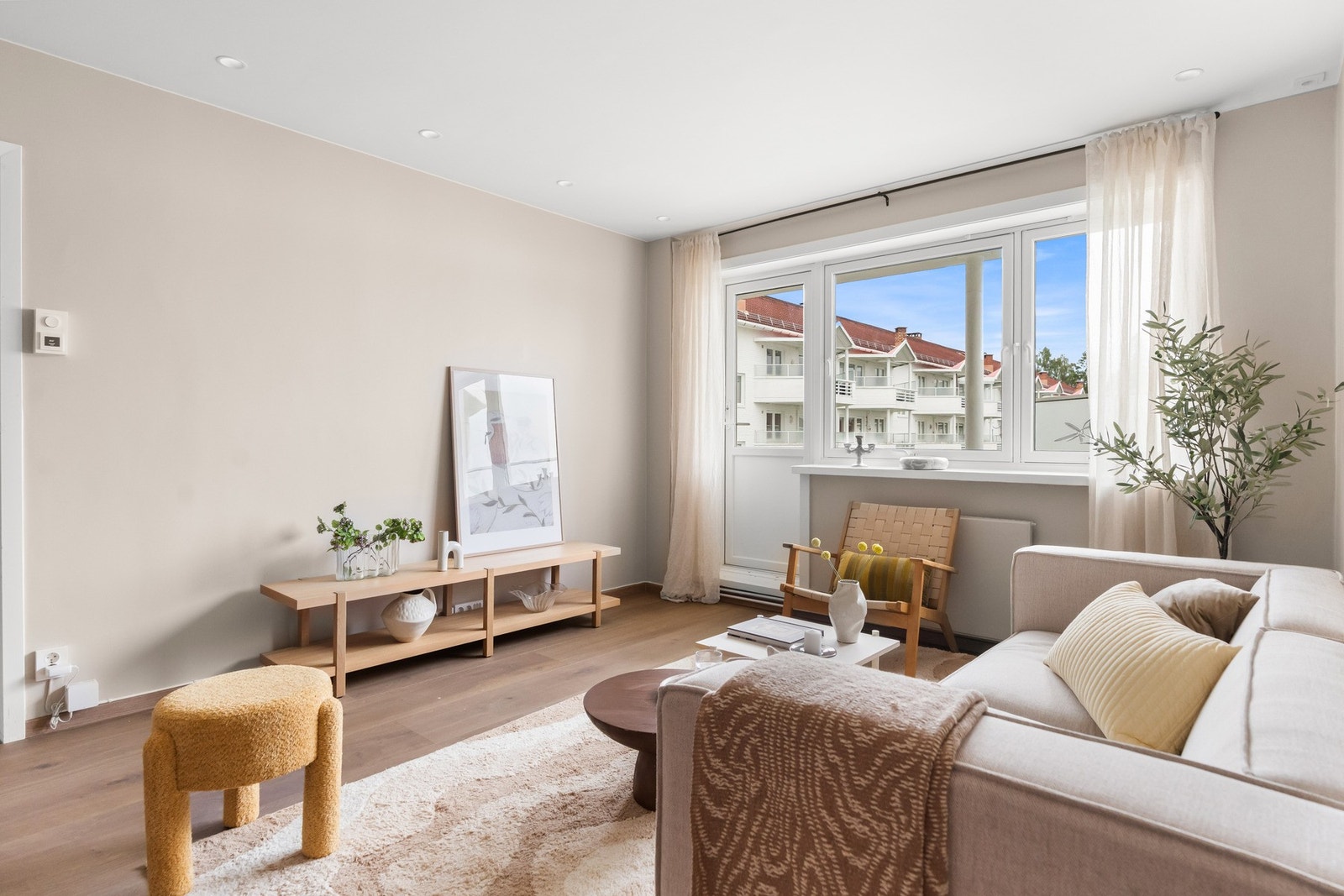 Store vinduer slipper inn rikelig med dagslys Galleribilde