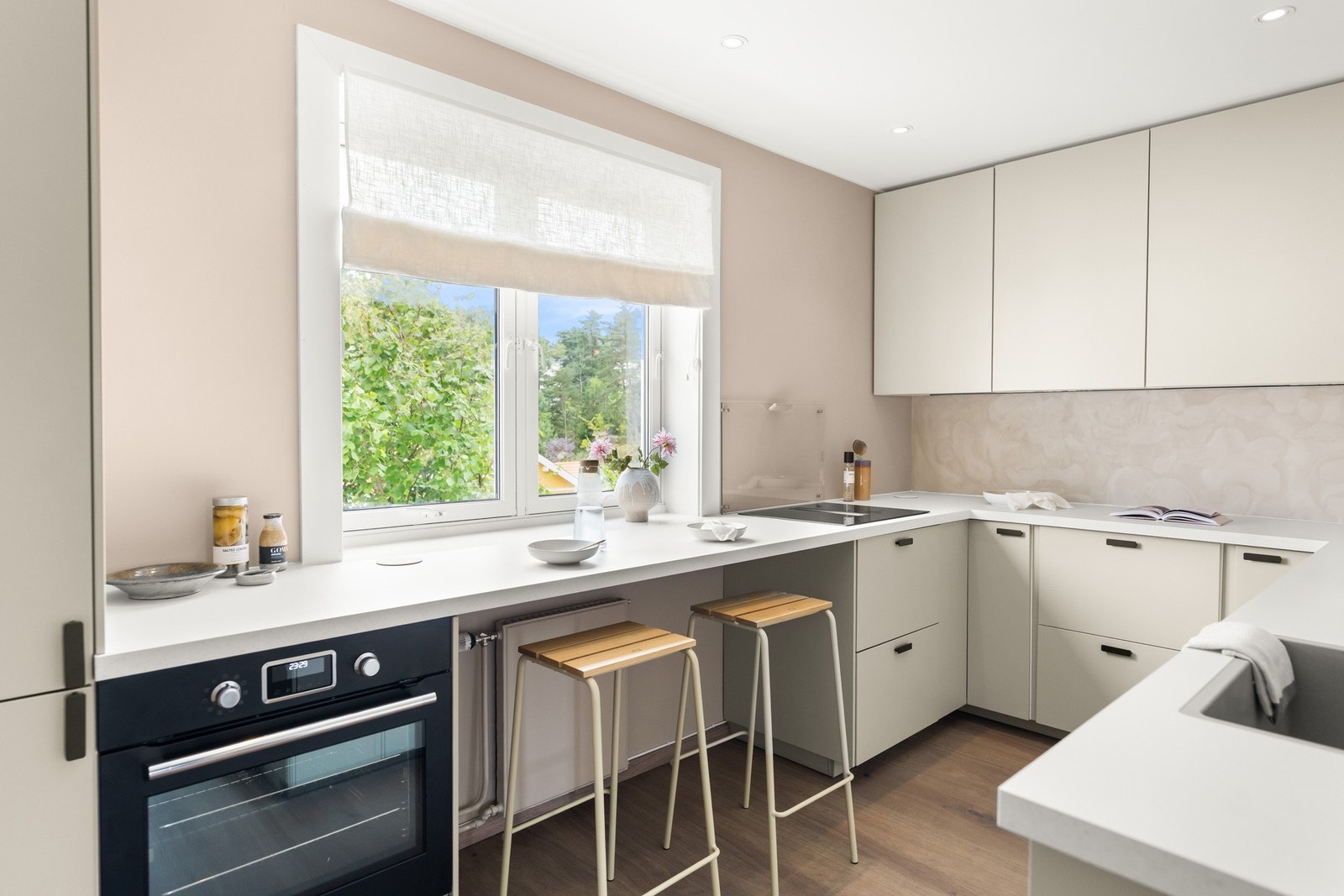 Stilrent kjøkken med integrerte hvitevarer Galleribilde