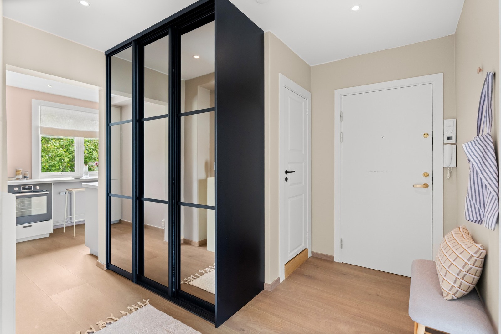 Lys og innbydende entré med god plass til oppbevaring Galleribilde