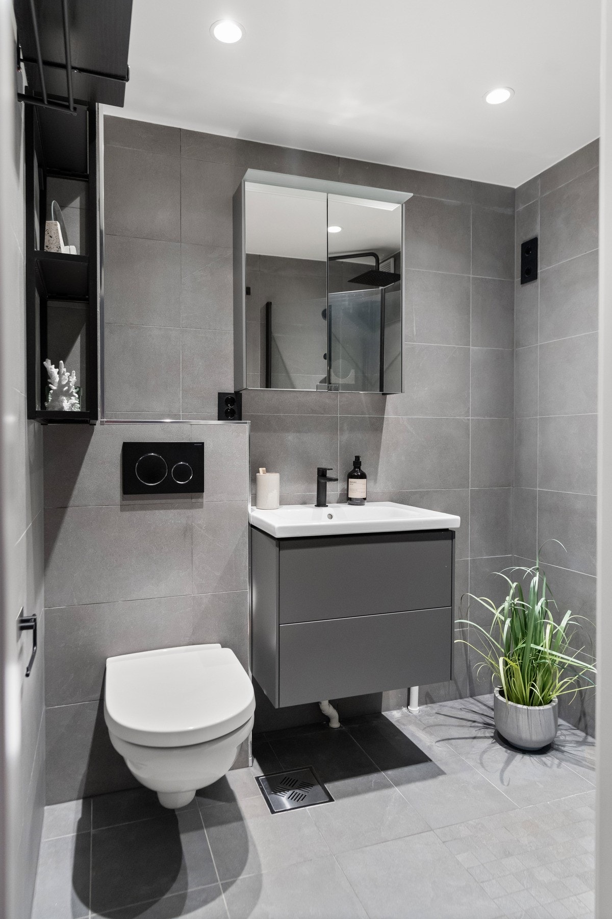 Moderne bad fra 2020 med fliser på gulv og vegger Galleribilde