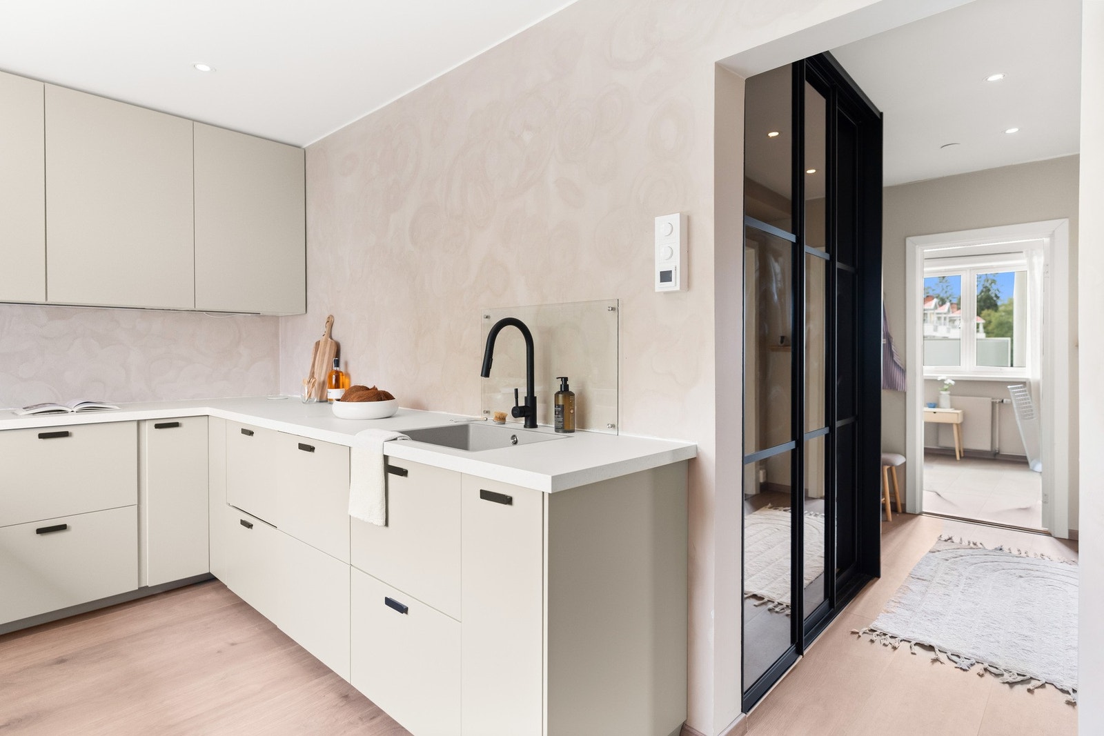 Praktisk layout med smarte løsninger for oppbevaring Galleribilde