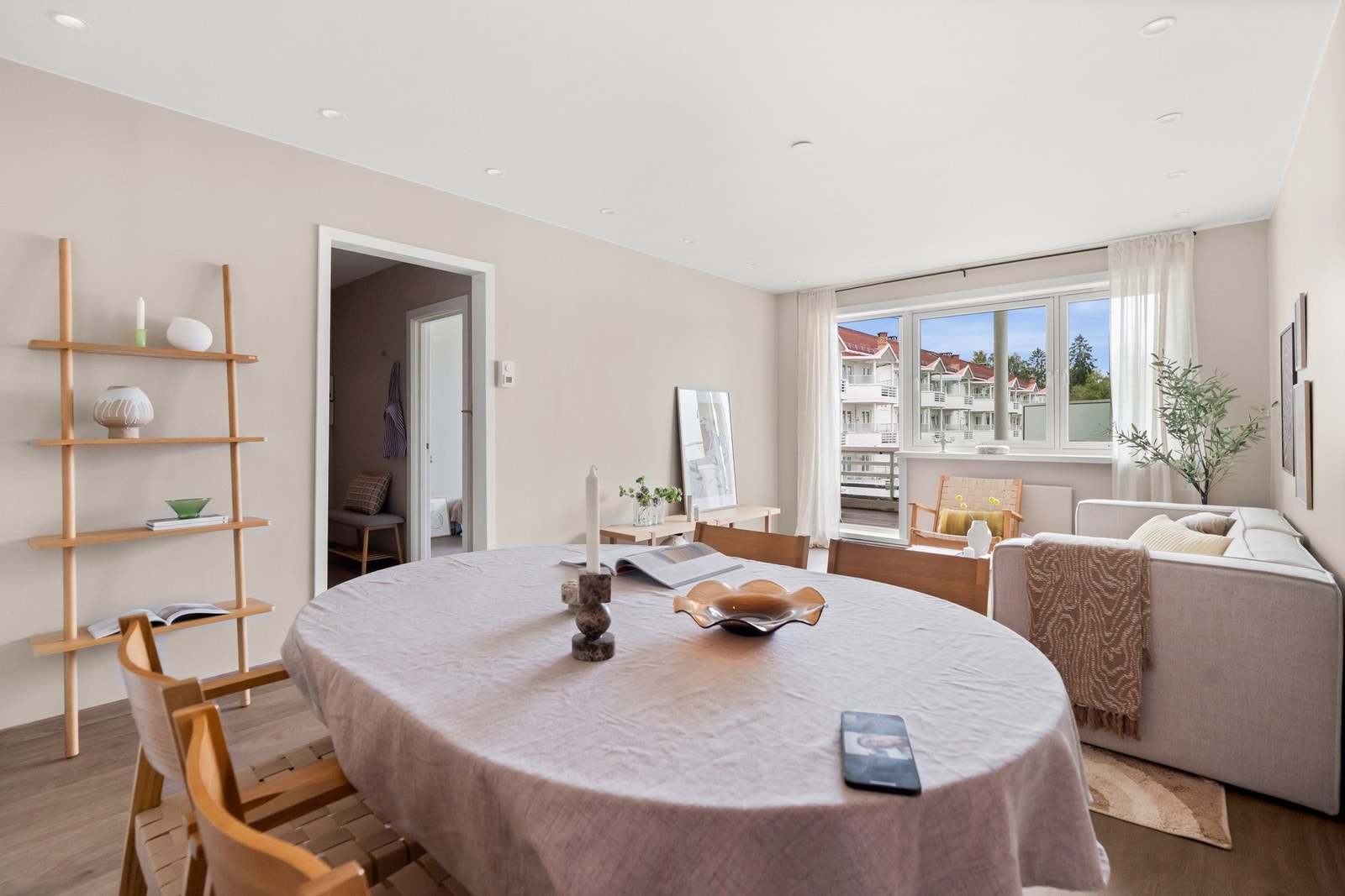 Vinduer og balkongdører fra 2019 gir god lys- og utsiktsopplevelse Galleribilde