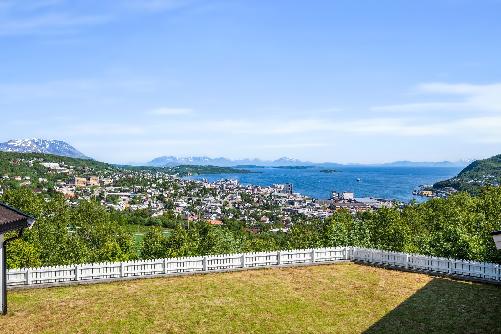 Fantastisk utsikt fra boligen ut mot Vågsfjorden og Harstad by. Galleribilde