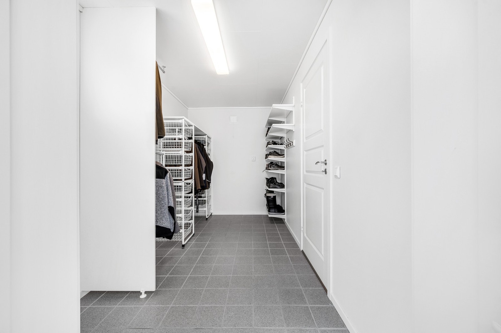 Praktisk garderoberom i tilknytning til vaskerom, her er det også en direkte utgang ut. Galleribilde