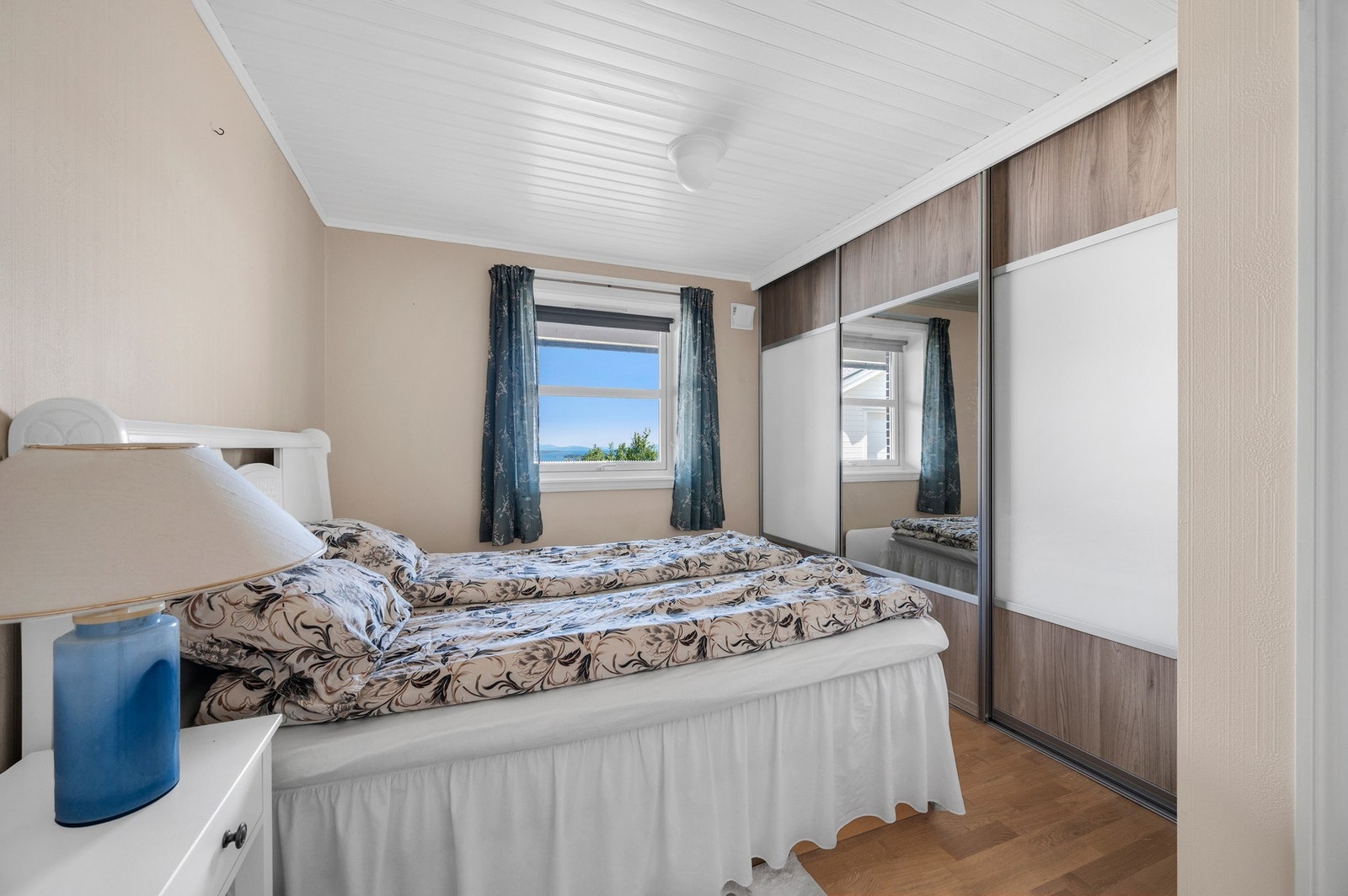 Soverom 1.
Praktisk skyvedørsgarderobe medfølger Galleribilde