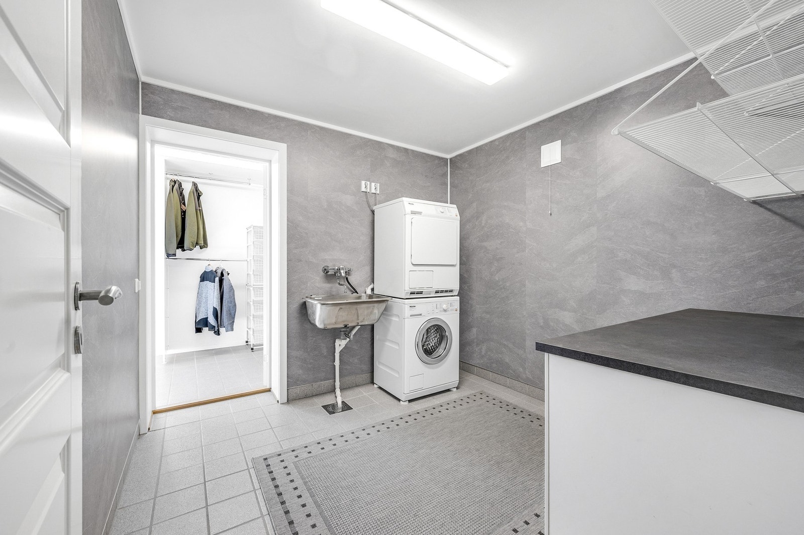 Vaskerom i 1.etasje med våtromsplater på vegg fra 2025. Galleribilde