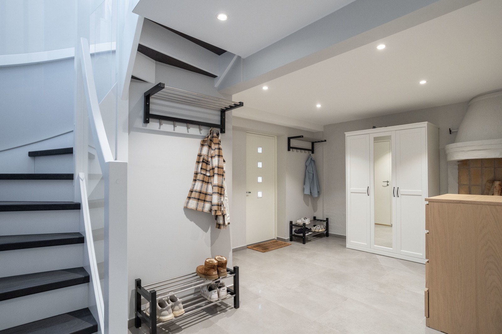 Velkommen inn! Boligen har fått et moderne løft i 2022-2023. Den innbydende entréen på hele 15,5 kvm har behagelig gulvvarme. Galleribilde