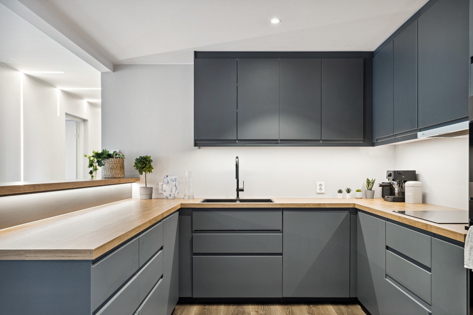 Integrerte hvitevarer som stekeovn, platetopp, oppvaskmaskin og kombiskap. Galleribilde